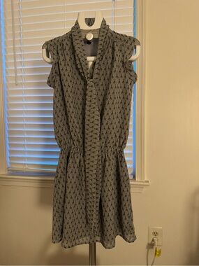 Sleeveless Tie-Neck Grey Printed Dress